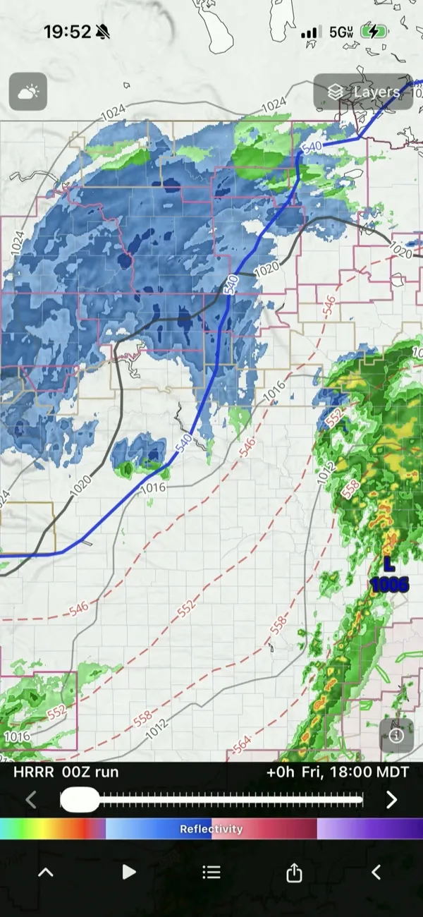 HRRR model run with contours and the run slider